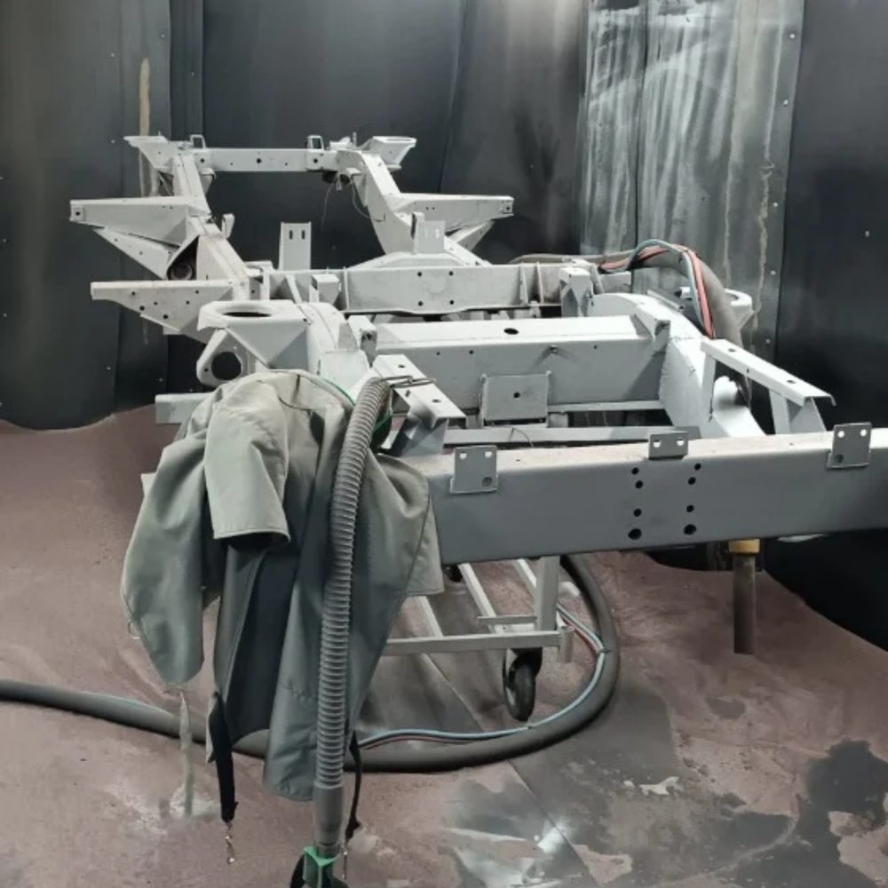 Châssis Defender en cabine de peinture — atelier Art & Custom